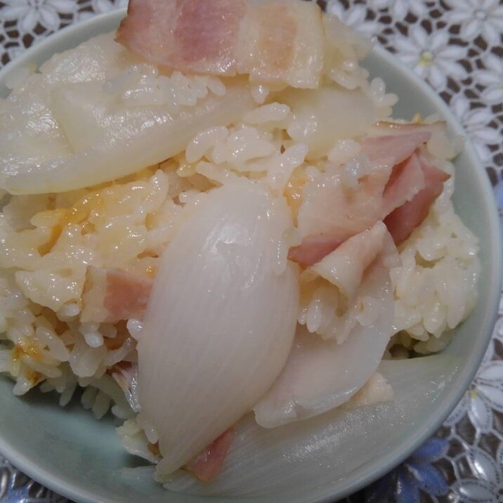 炊飯器で 丸ごと 新玉ねぎとベーコンの炊き込みご飯 レシピ 作り方 By あやめぇ 楽天レシピ 炊飯器で 丸ごと 新玉ねぎとベーコンの炊き込みご飯 レシピ 作り方 By あやめぇ 楽天レシピ